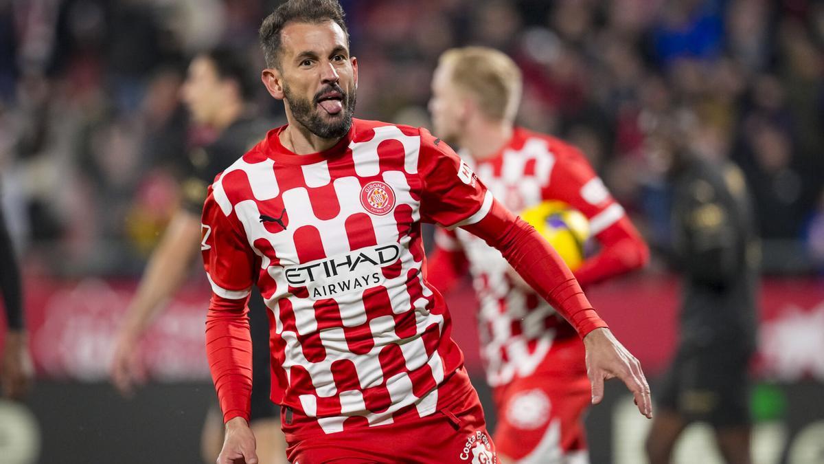 Cristhian Stuani corre a celebrar el gol del empate ante el Valencia.