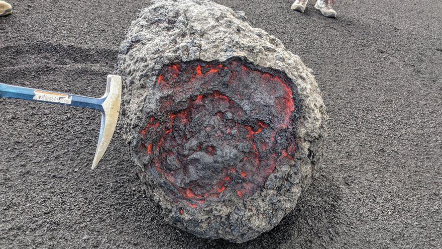 El volcán de La Palma emite bombas volcánicas, grandes piedras incandescentes