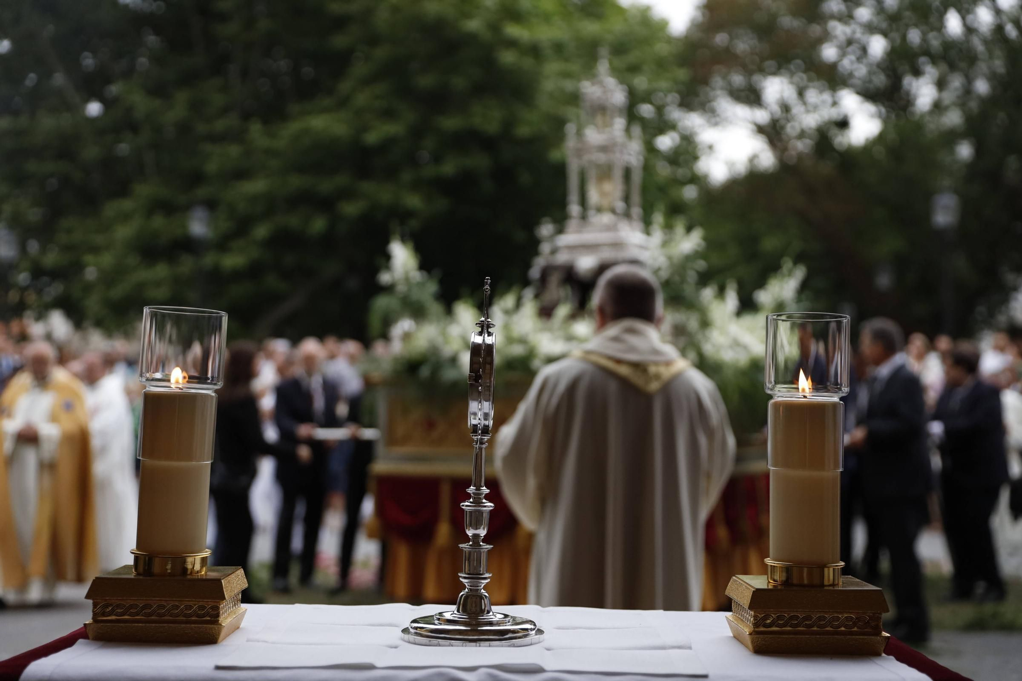 Pétalos, incienso, niños... así fue la procesión del Corpus Christi en Gijón (en imágenes)