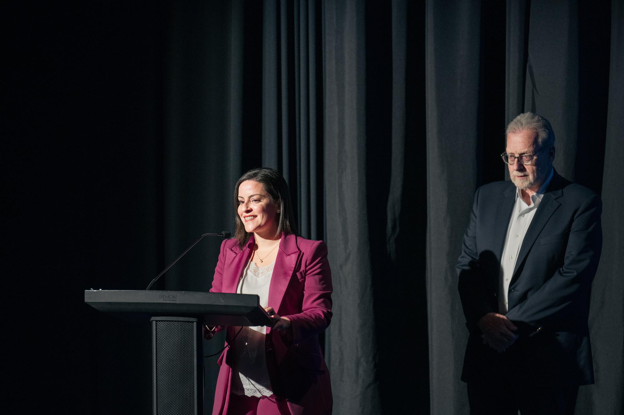 Yaiza Castilla y Peter Greenberg en la presentación en Nueva York de la programa ‘Hidden Canary Islands’.
