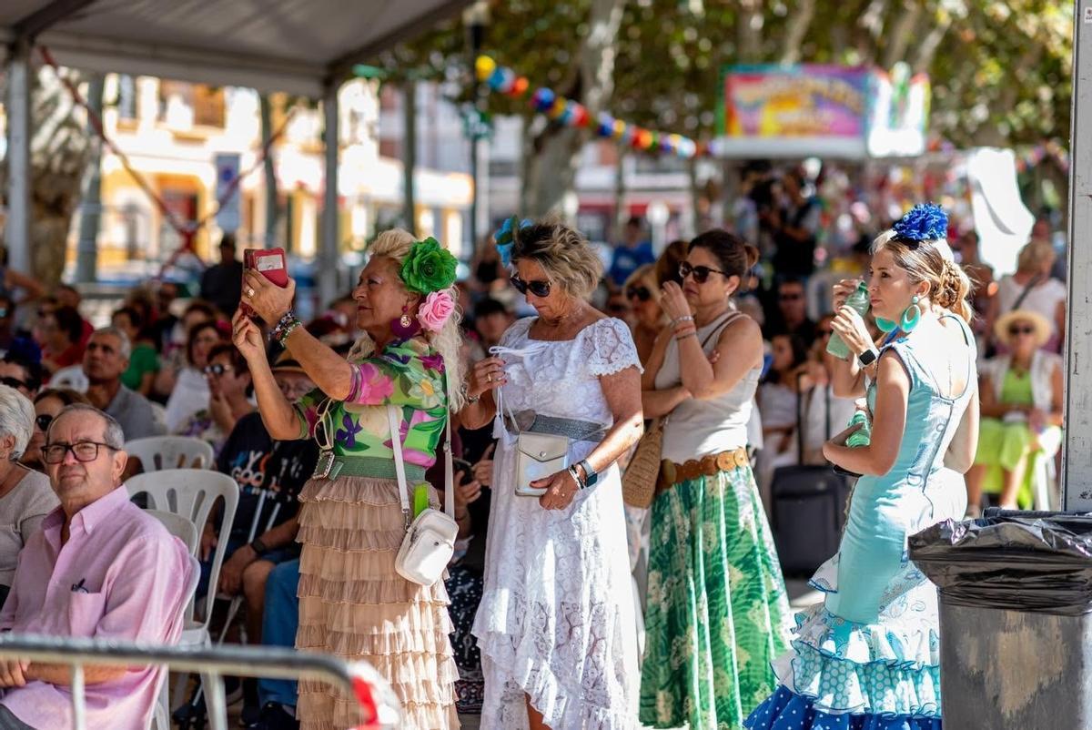 La Feria de Día de Vélez-Málaga llenará las calles de trajes de flamenca, colores y bailes tradicionales.