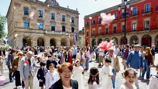 El Corpus Christi de las flores y la ilusión infantil alienta la fe en Gijón en plena fiebre por el Papa: "España es menos laica de lo que parece"