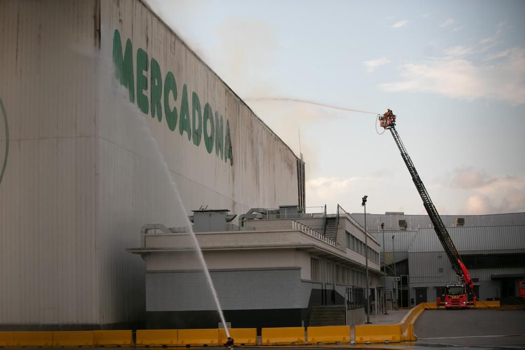 El incendio de la nave de Mercandona en Riba-roja, en imágenes