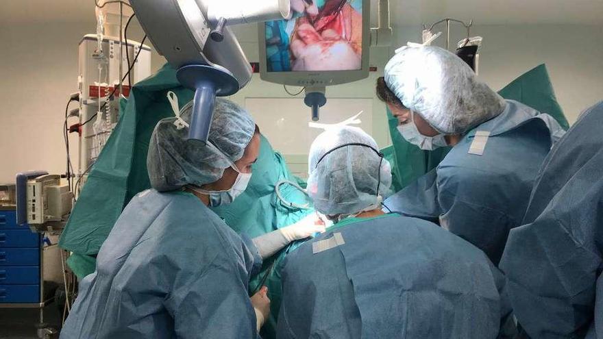 Médicos operan a un paciente en un hospital gallego.