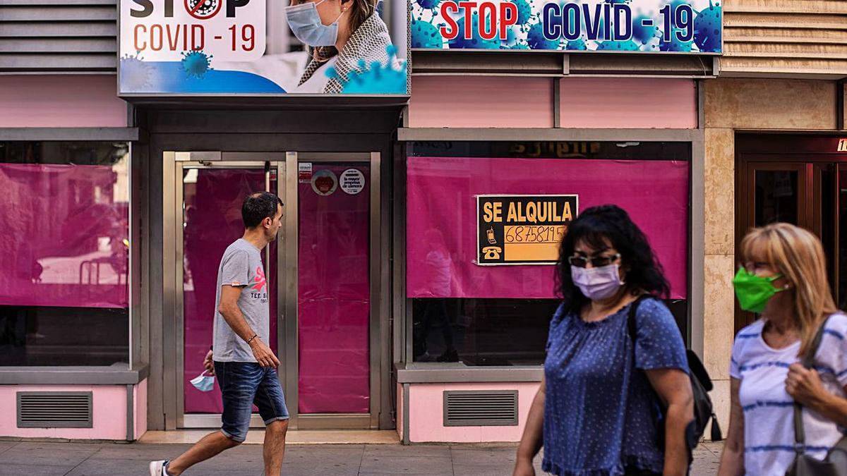 Ciudadanos pasean por una céntrica calle de la capital.