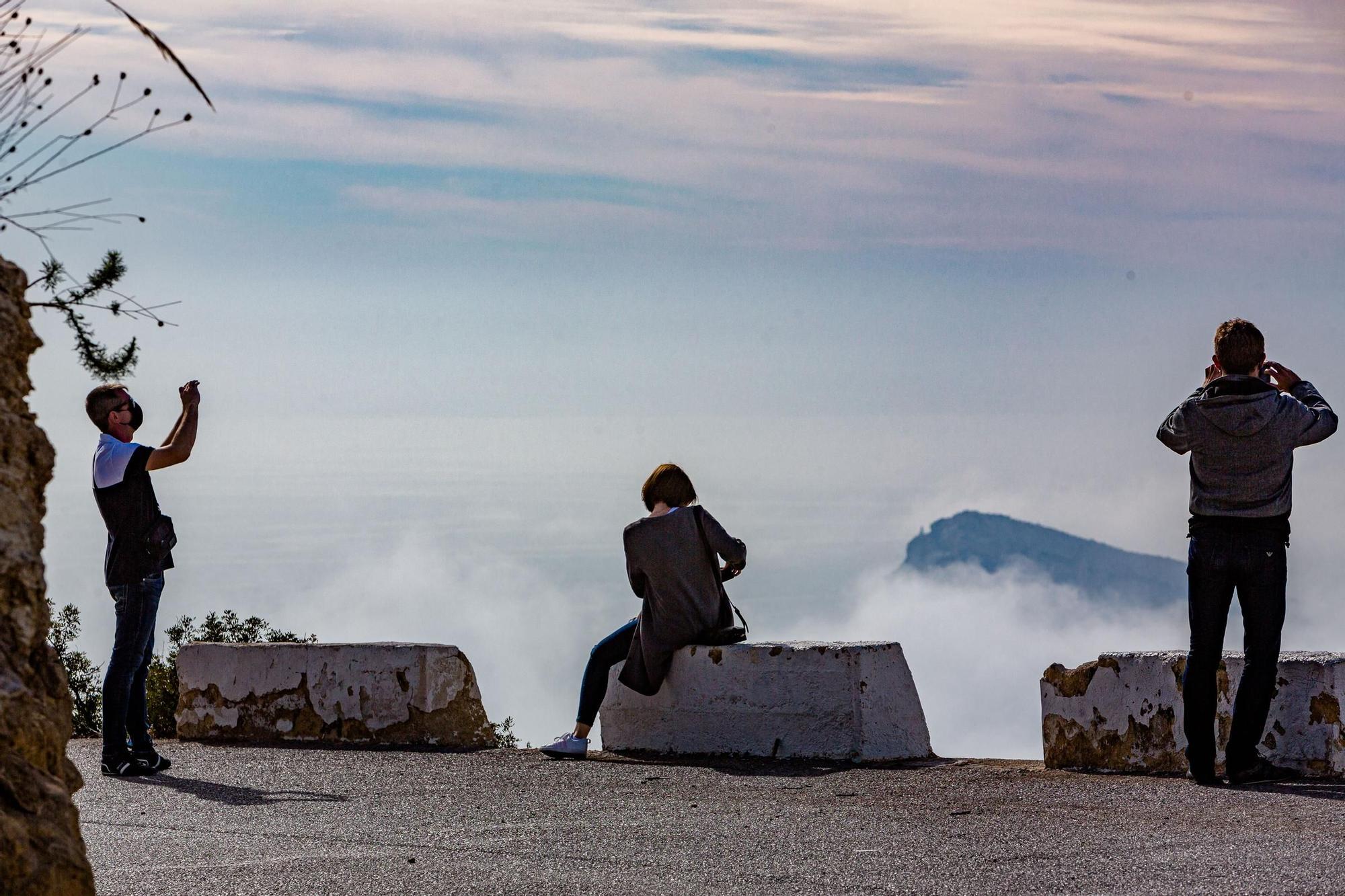 La niebla devora los rascacielos de Benidorm