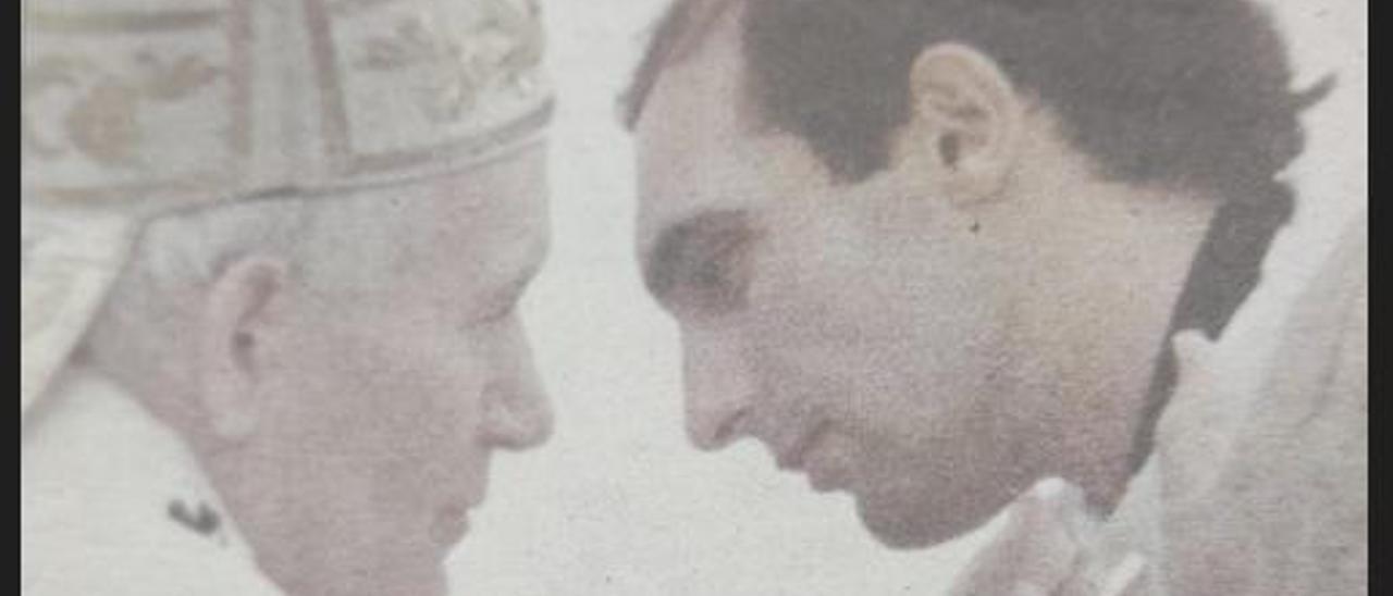 Enrique Benavent, junto a Juan Pablo II, el día de la ordenación.