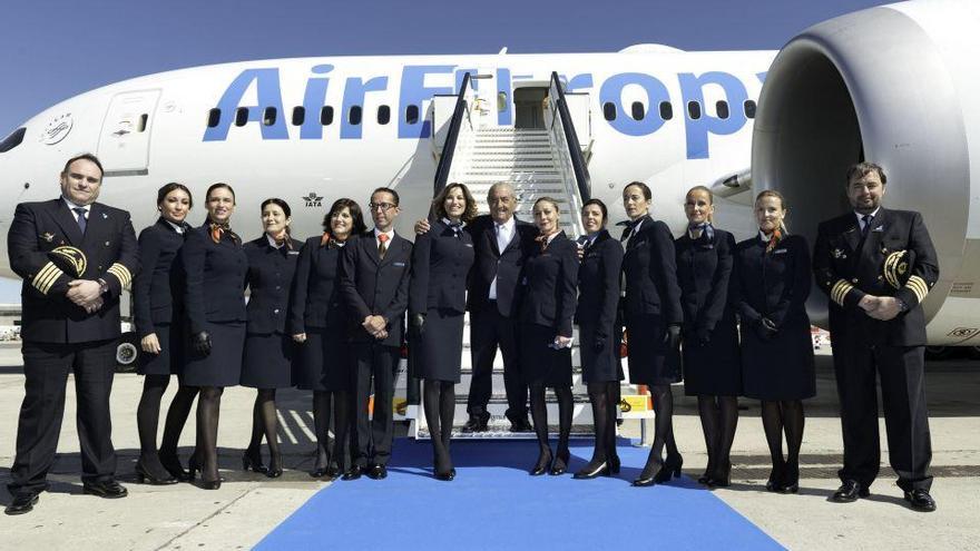 Air Europa dedica uno de sus Boeing al VIII Centenario de la Universidad de Salamanca