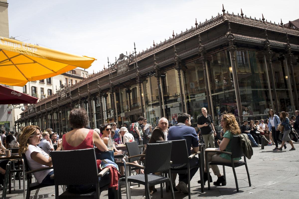 Vista de una de las terrazas próximas al Mercado de San Miguel, uno de los lugares típicos de tapeo en Madrid.