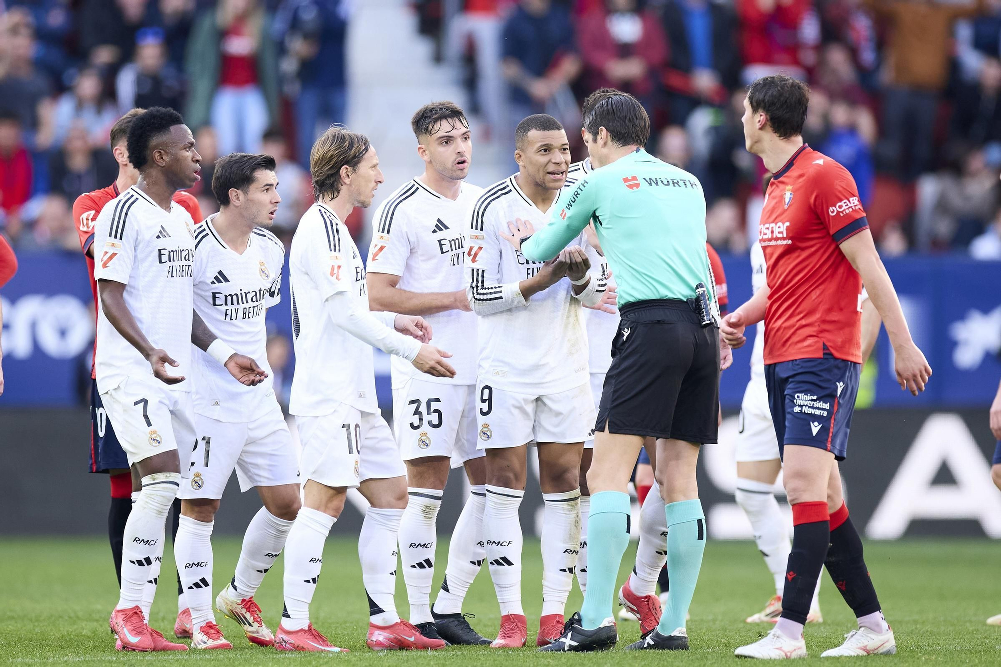 Jugadores del Real Madrid ante Munuera Montero en el partido ante Osasuna