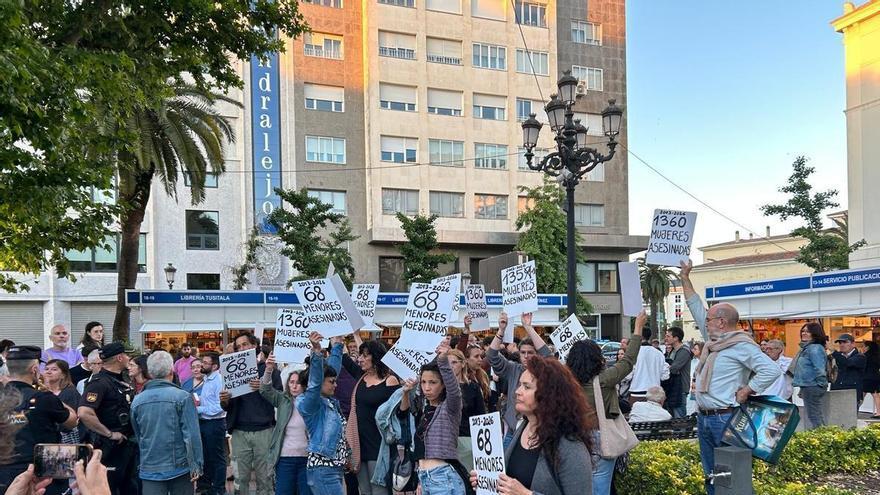 Irrumpen en la Feria del Libro de Badajoz para reprochar a Juan Soto Ivars las cifras de mujeres asesinadas por violencia machista
