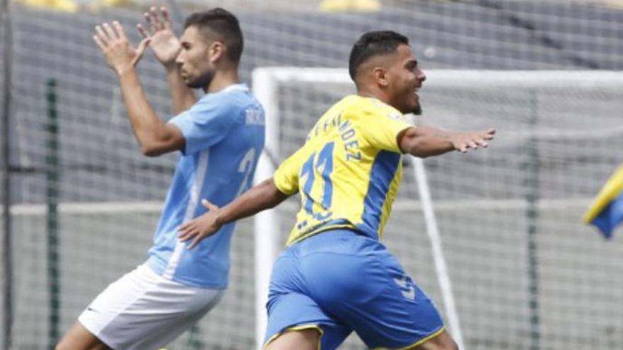 Juan Fernández celebra uno de sus tantos en el Anexo.