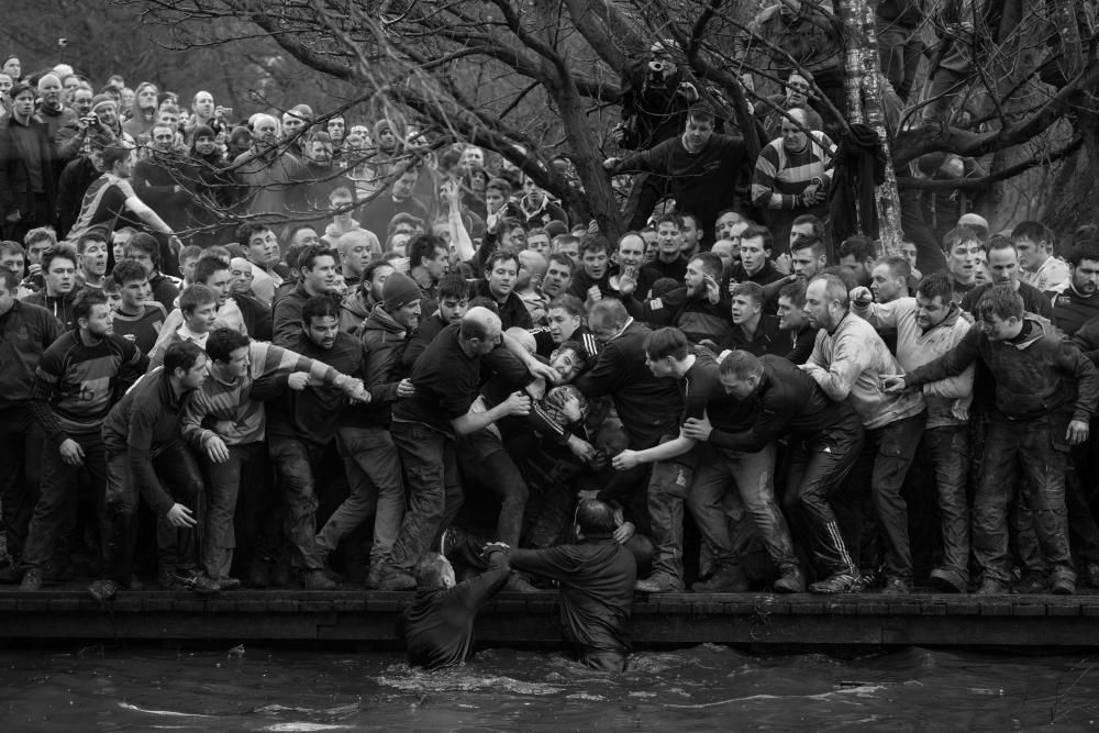 Oliver Scarff ha recibido el primer premio en la categoría "Sport" por una imagen en blanco y negro tomada durante un partido de fútbol en Ashbourne (Inglaterra).