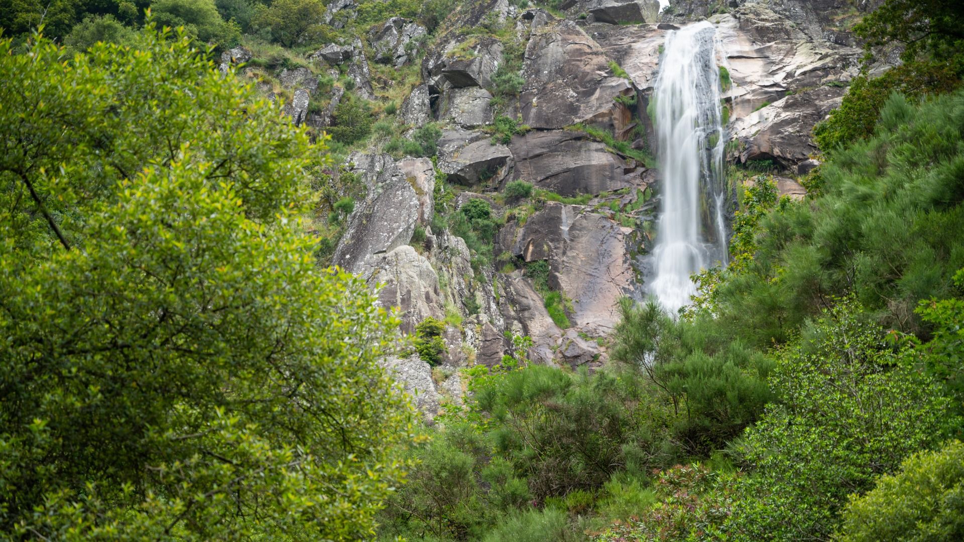 Descubre la cascada más impresionante de Portugal y una de las más altas de Europa.