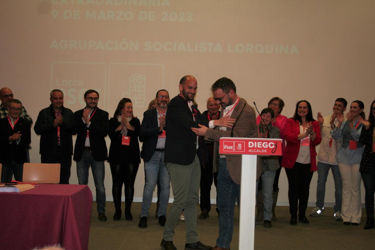 Entre los que más aplausos recibía estaba el concejal de Sanidad, José Ángel Ponce, que ocupará el número tres en la candidatura.