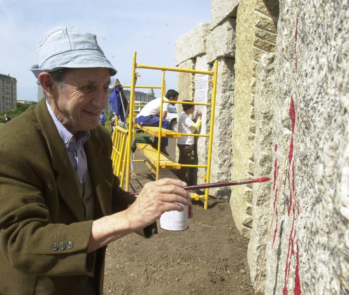 Isaac Díaz Pardo ultima el monumento del Campo da Rata. |  V. Echave