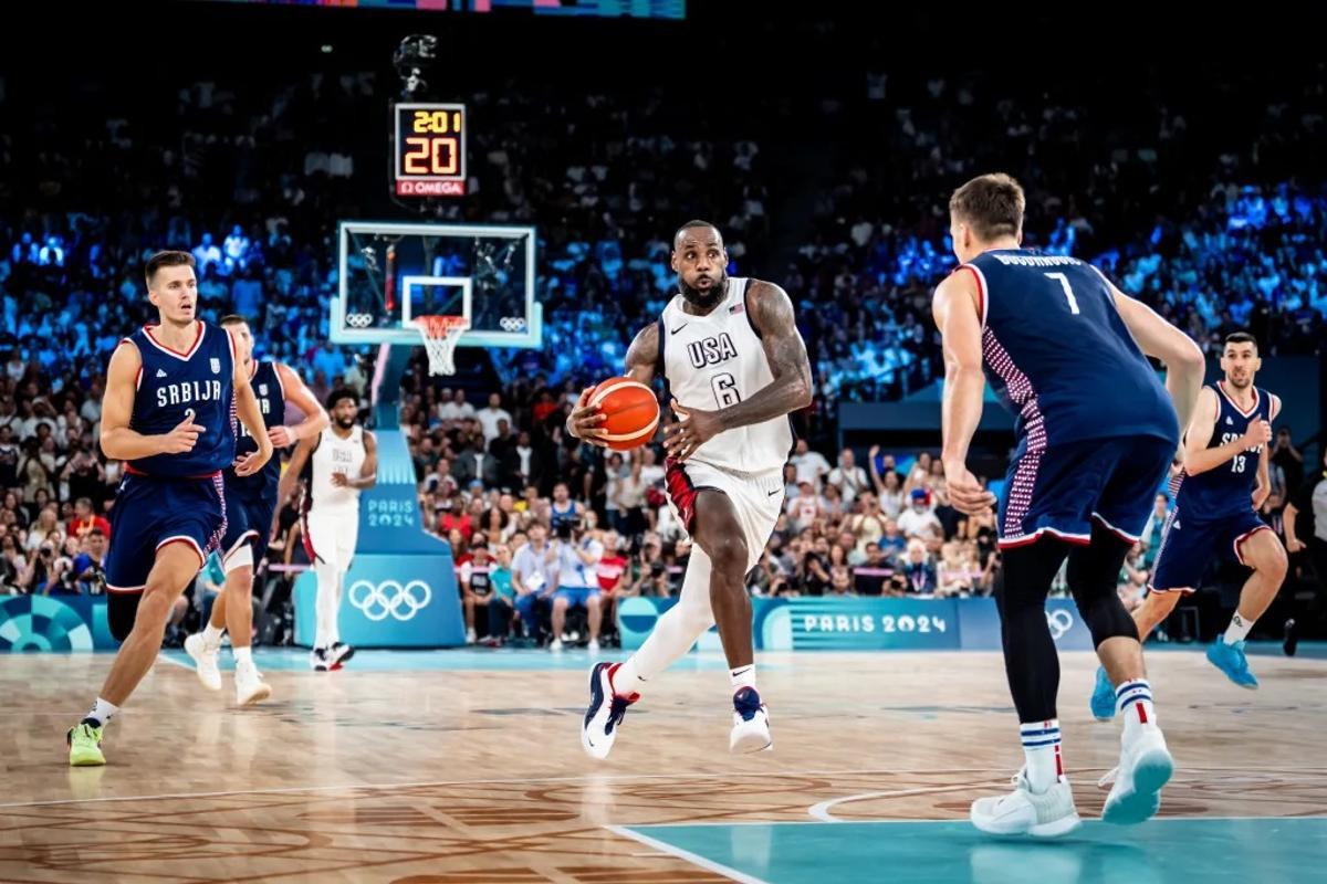 Con un triple-doble, LeBron ayudó a superar a una Serbia que les llevó al límite