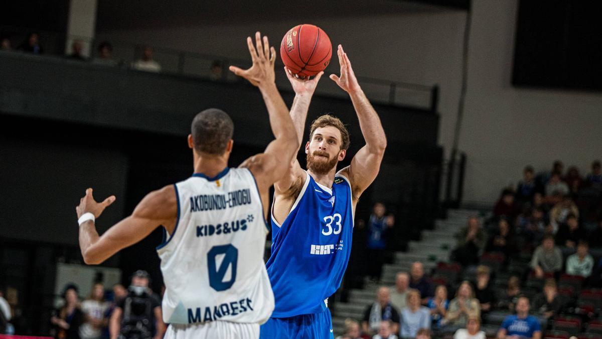 Girona Signs Czech-Canadian Center James Karnik Until Season End to Boost Interior Play