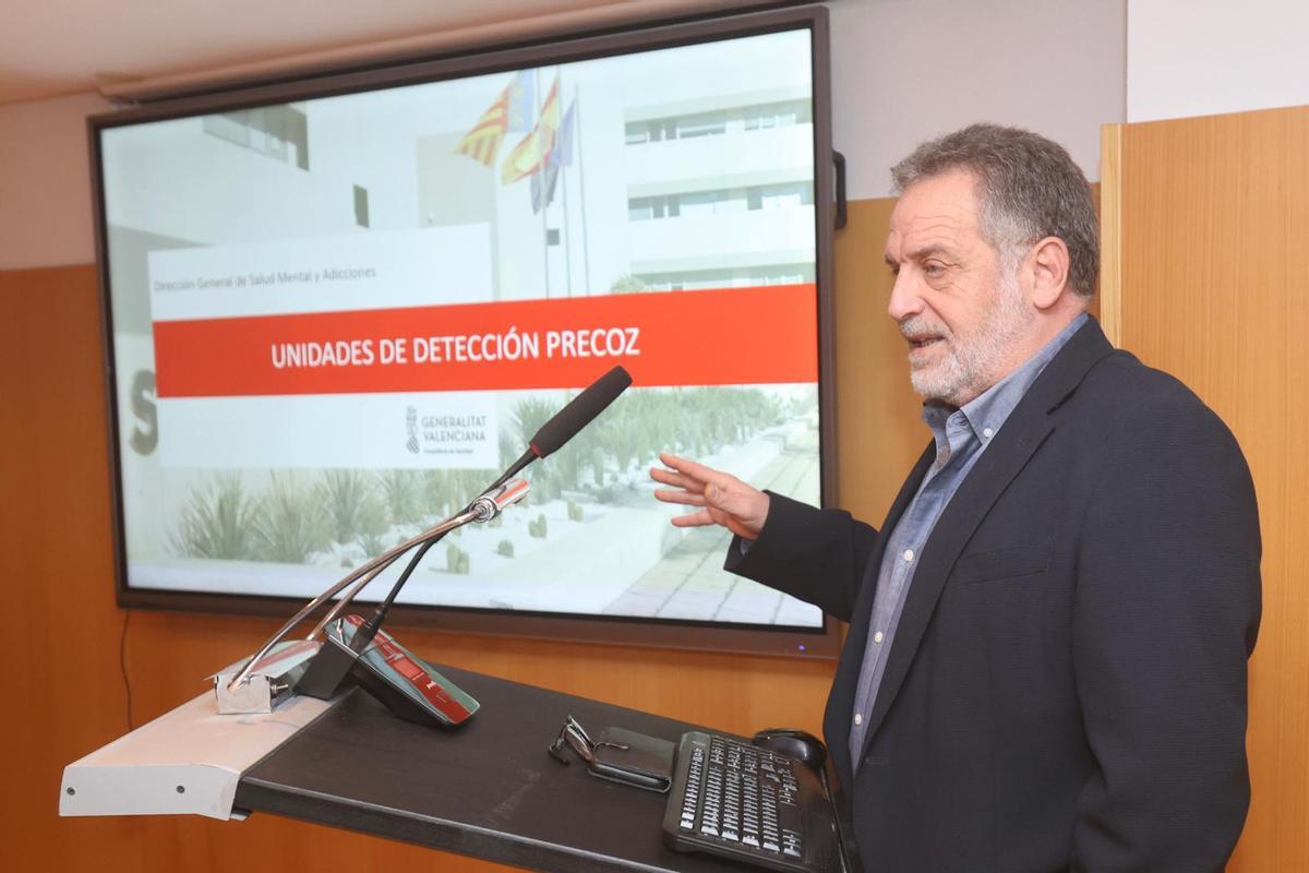 El director general de Salud Mental, este viernes, durante la reunión con el personal implicado en las Unidades de Detección Precoz en el ámbito escolar