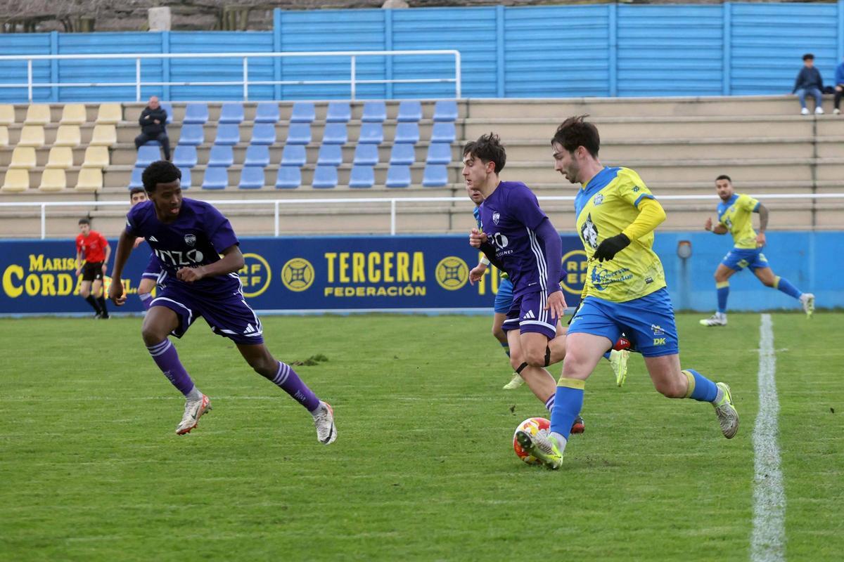 Anxo trata de llevarse el balón ante la presión de Achore.