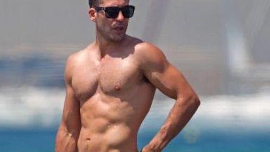 Miguel Ángel Silvestre protagoniza una sugerente portada