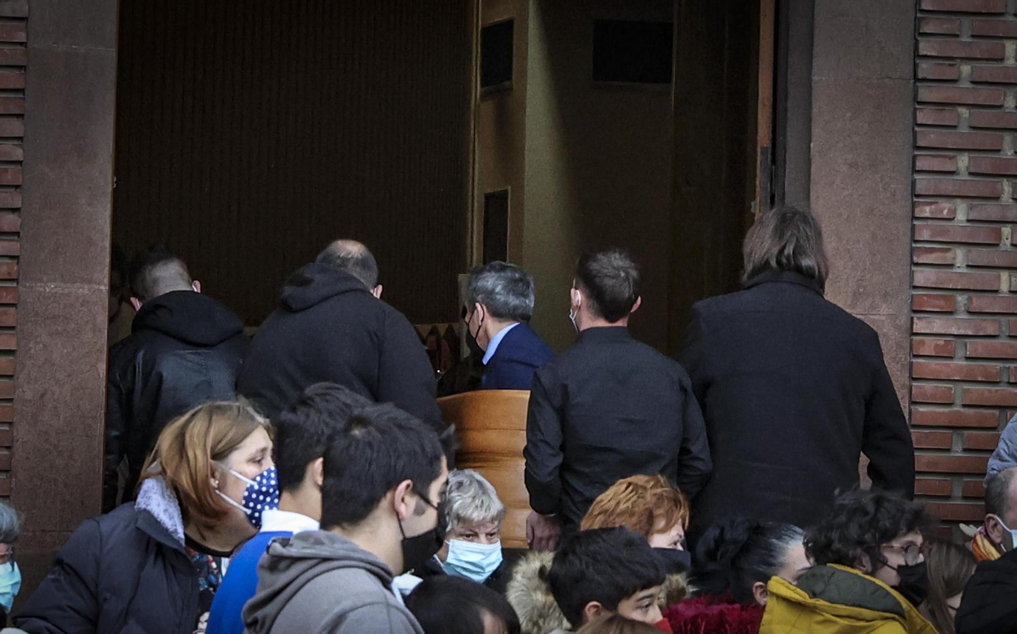 En imágenes: así fue el emotivo funeral por los dos obreros muertos en el derrumbe de Gijón