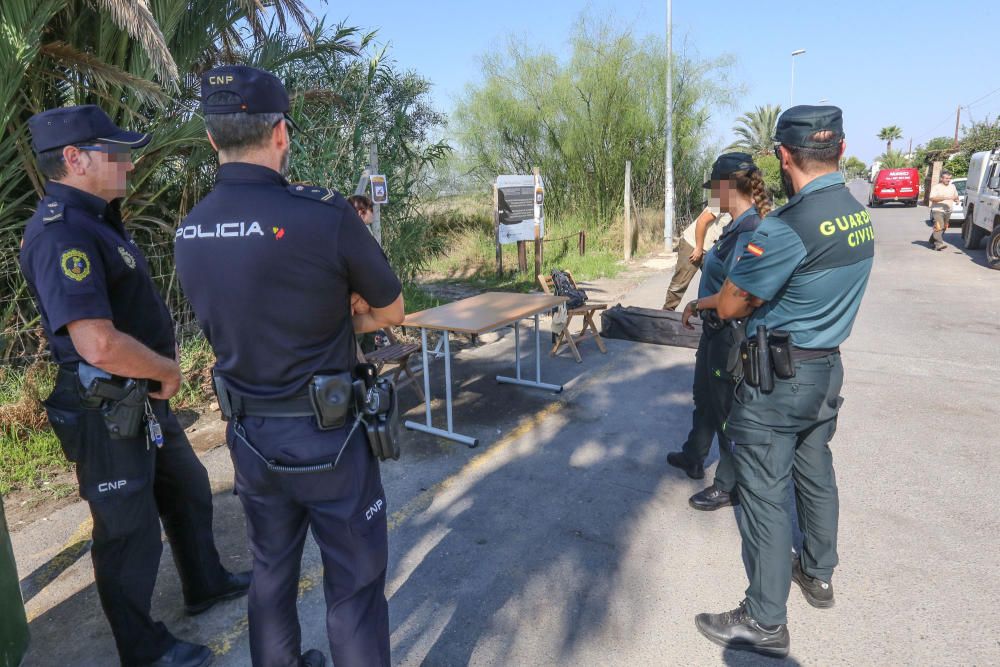 Guardia Civil y Policía cierran el paso a los bañistas en la laguna de Torrevieja. El personal del parque natural y agentes ambientales de la Generalitat informan sobre la prohibición de baño