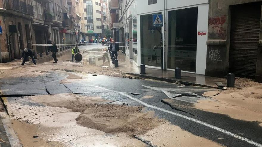 El centro de Murcia recupera la normalidad tras reventar una tubería