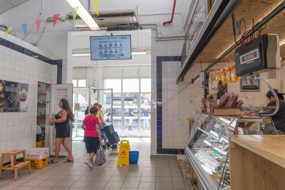 Acceso al mercado de Carolinas, con desperfectos en la entrada que provocan caída de agua.