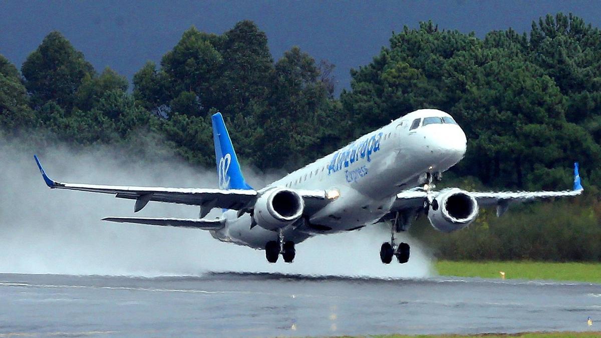 Un avión de Air Europa en el aeropuerto de Vigo.