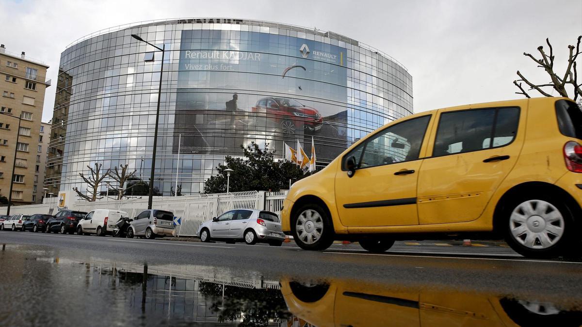 Un vehículo circula por los alrededores de la sede de Renault. / Yoan Valat (Efe)