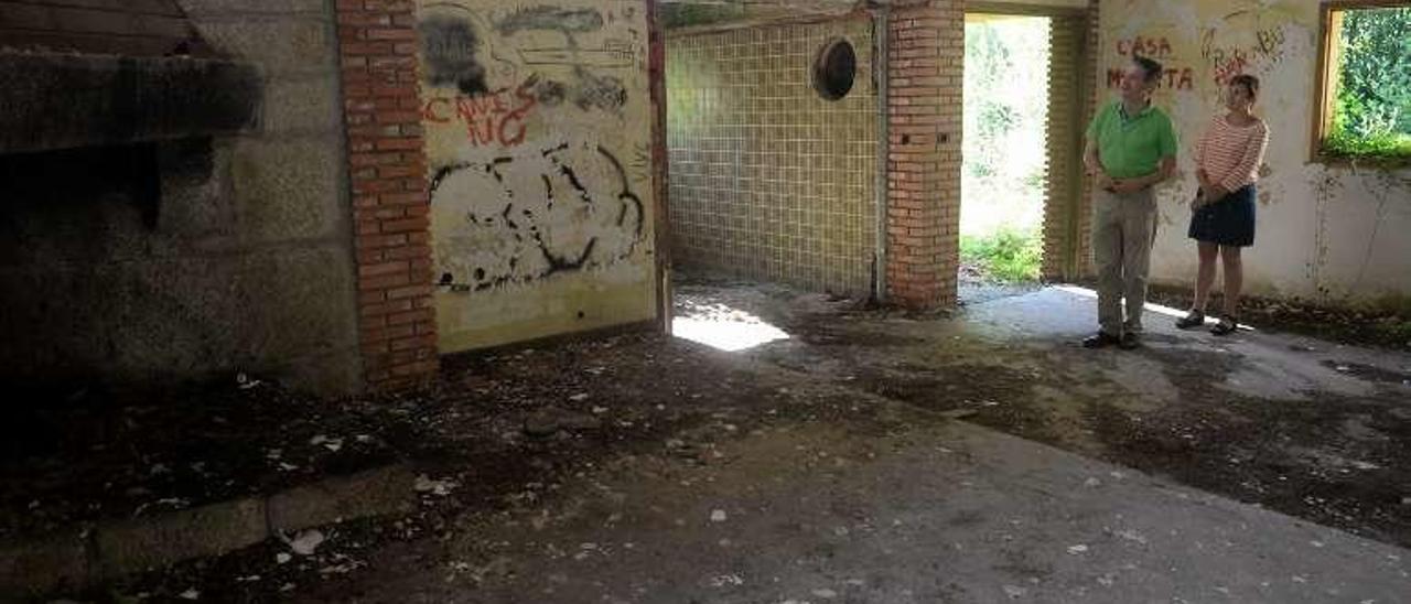 El alcalde de Meis, José Luis Pérez, en del refugio de cazadores. N.P.