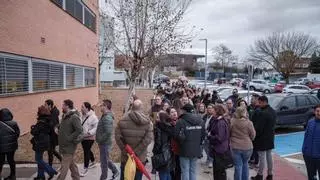 Frío, lluvia y nervios en las oposiciones de celador en Mérida entre debutantes y veteranos