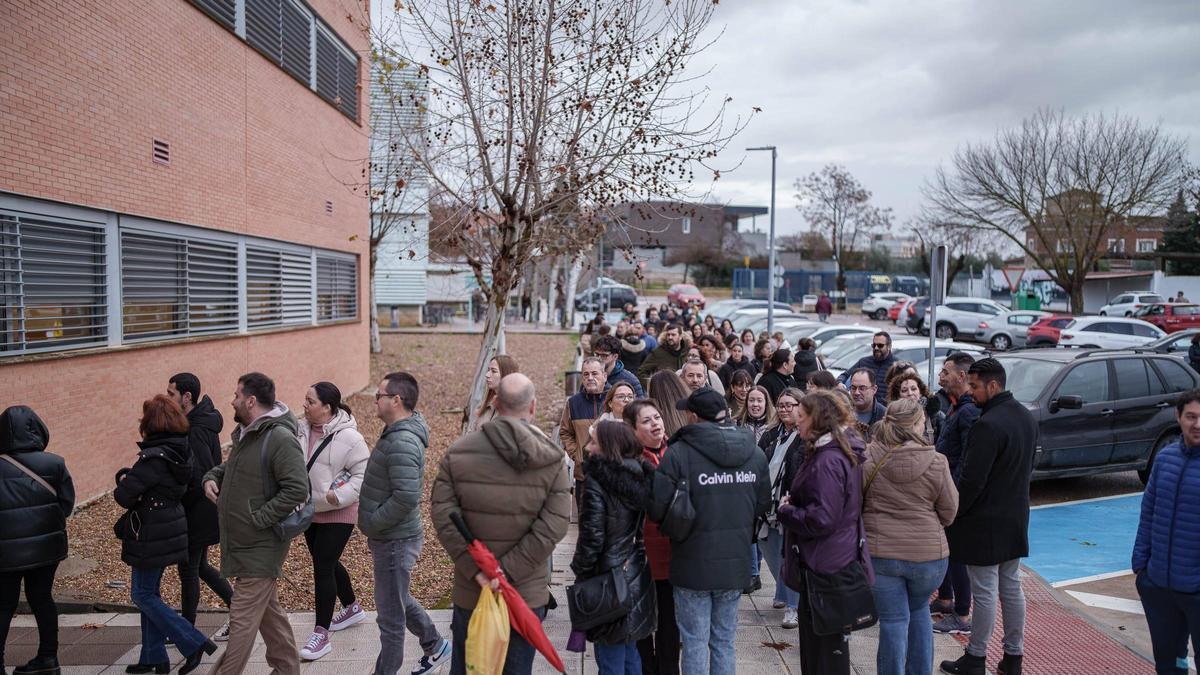 Vídeo | Cientos de personas participan en Mérida a las oposiciones de celador del SES
