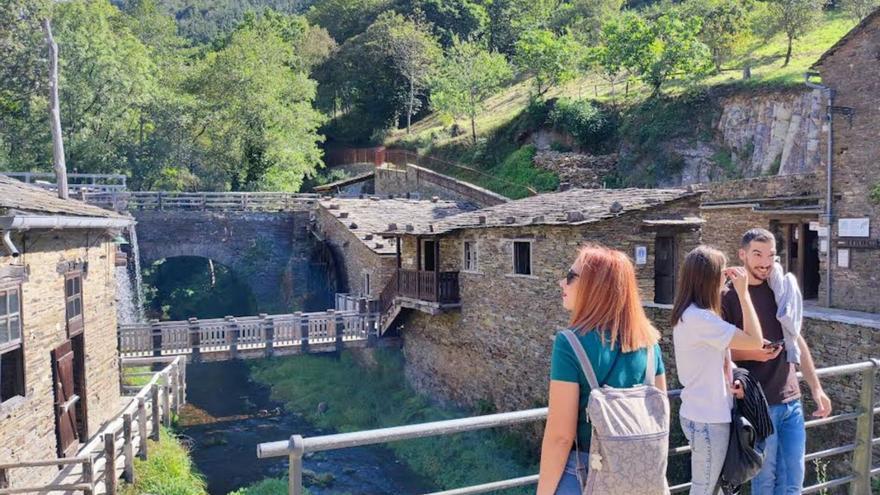 Turistas en Mazonovo, concejo de Taramundi. | LNE