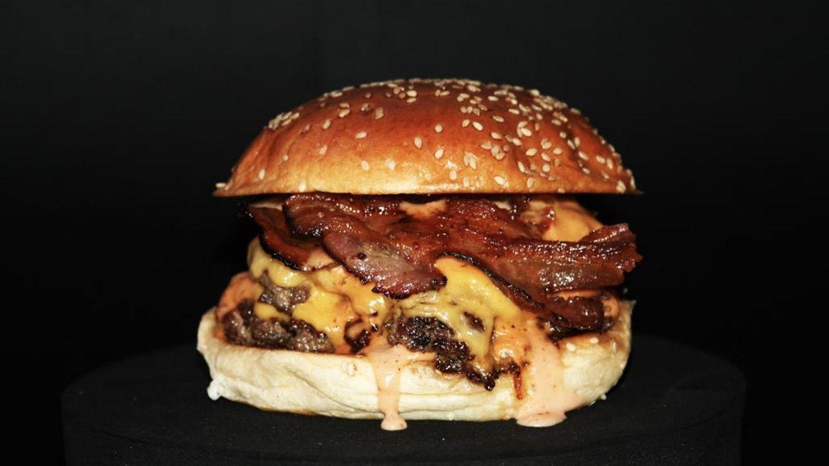 La doble ’smash burger’ de Junk Burger, elegida la mejor hamburguesa de España de 2022.