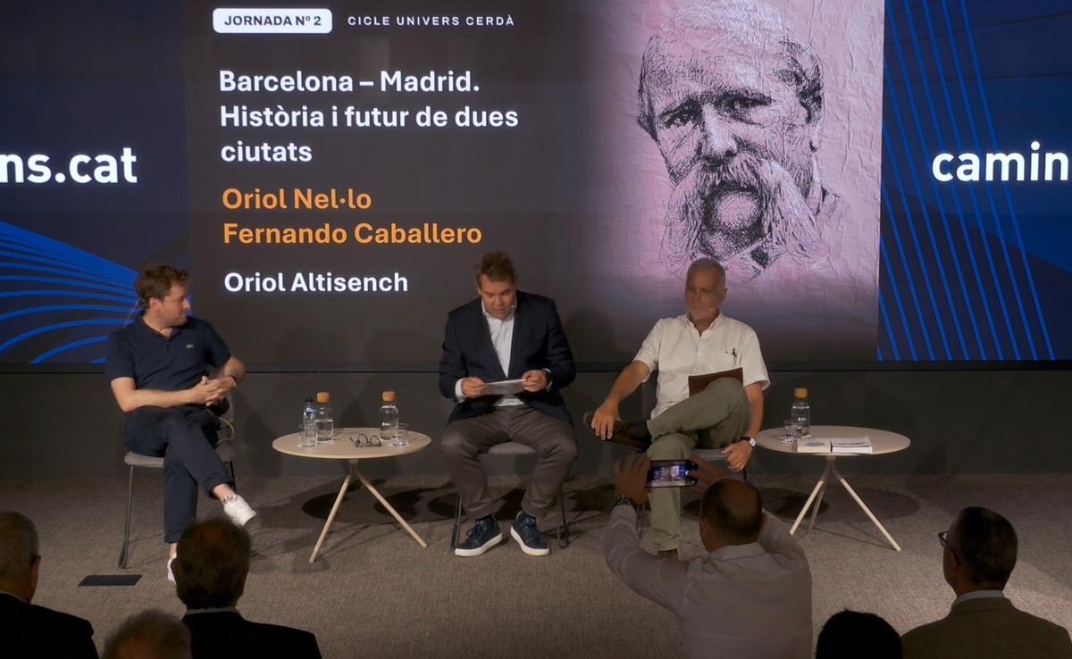 Fernando Caballero, a la izquierda, y Oriol Nel·lo, a la derecha, moderados por Oriol Altisench.