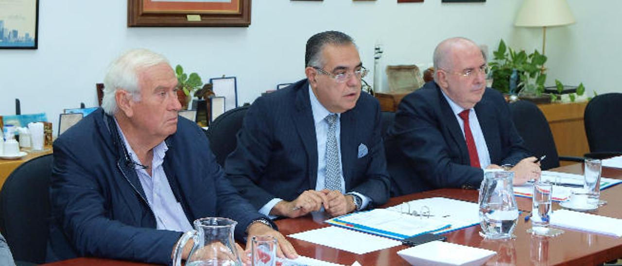 Juan Fuentes, tesorero; José Carlos Francisco, presidente, y Pedro Alfonso, secretario general, todos de CEOE-Tenerife.