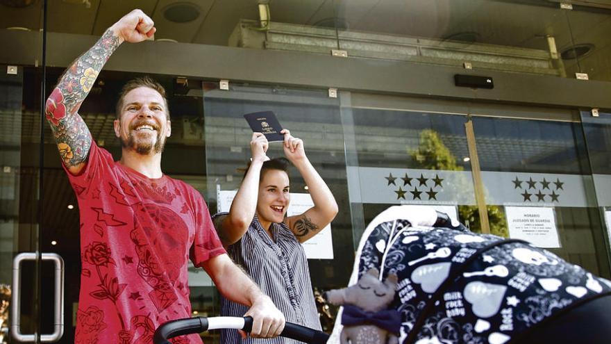 Ignacio Javierre y María Hernández, a su salida del Registro Civil. // Efe