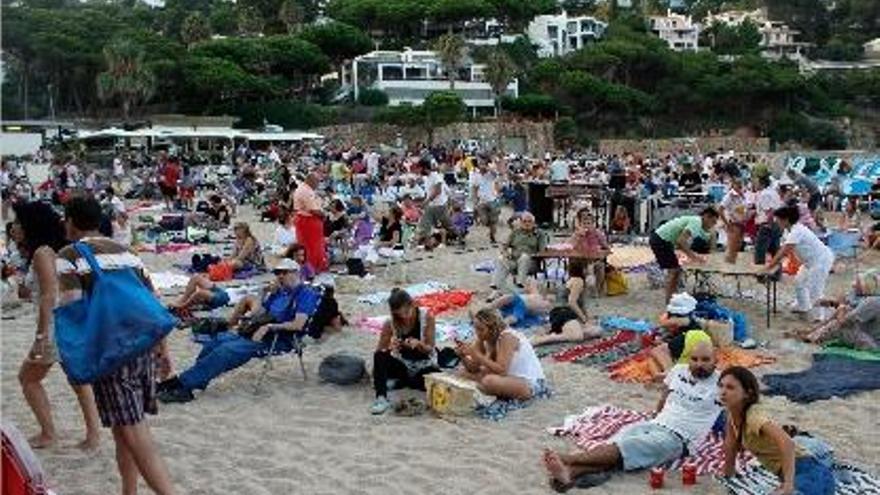 Cala Bona (o cala Sant Francesc) es va omplir ahir per la celebració de l&#039;Aplec de l&#039;Amor.