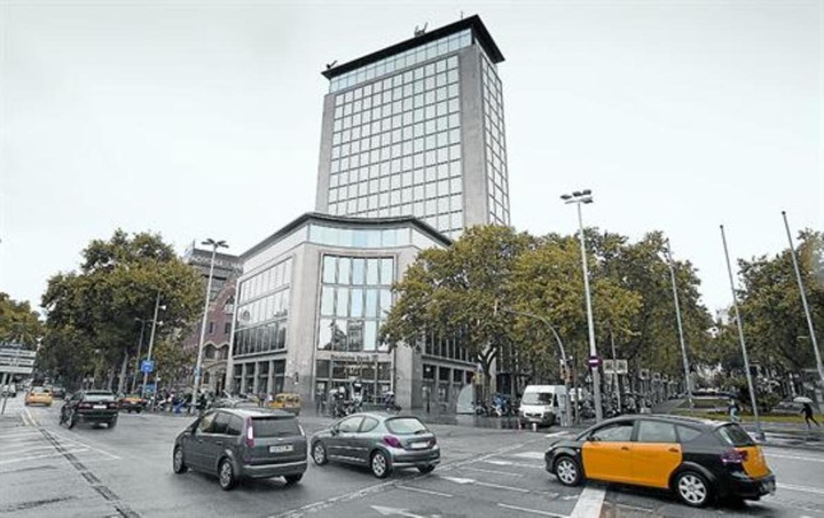 La torre Deutsche Bank, vista des del passeig de Gràcia.