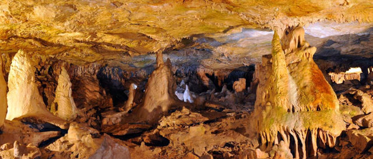 Las espectaculares formaciones del interior de la gruta palentina. // diputaciondepalencia.es