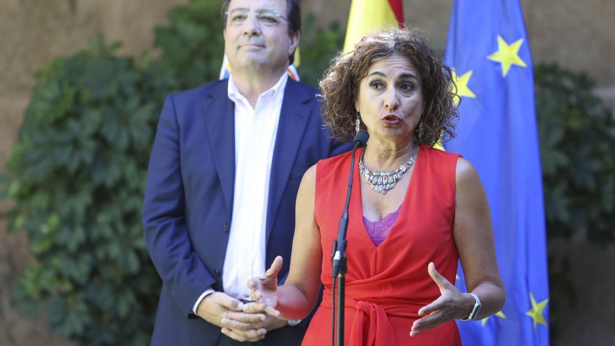 La ministra de Hacienda y Función Pública, María Jesús Montero, junto al presidente de Extremadura, Guillermo Fernández Vara.