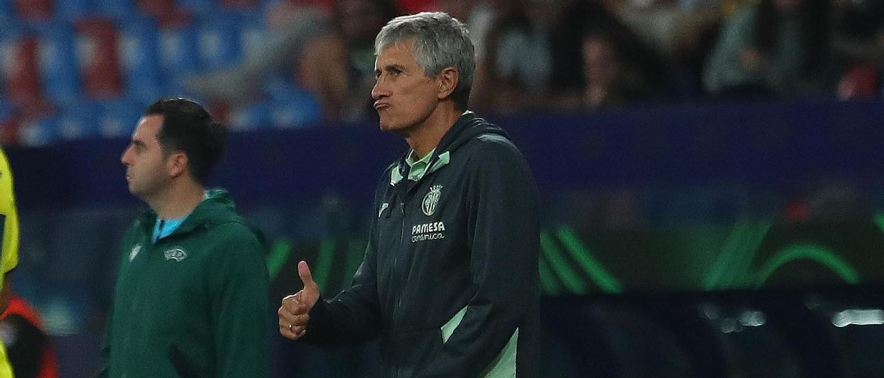 Quique Setién, haciendo un gesto de aprobación en el partido ante el Hapoel Beer Sheva, en su debut en el Villarreal.