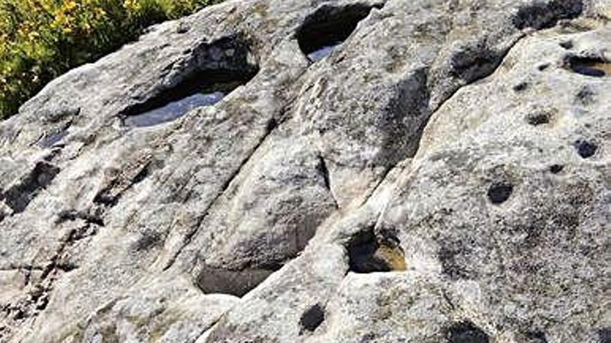 La piedra con cazoletas, en Nostián.