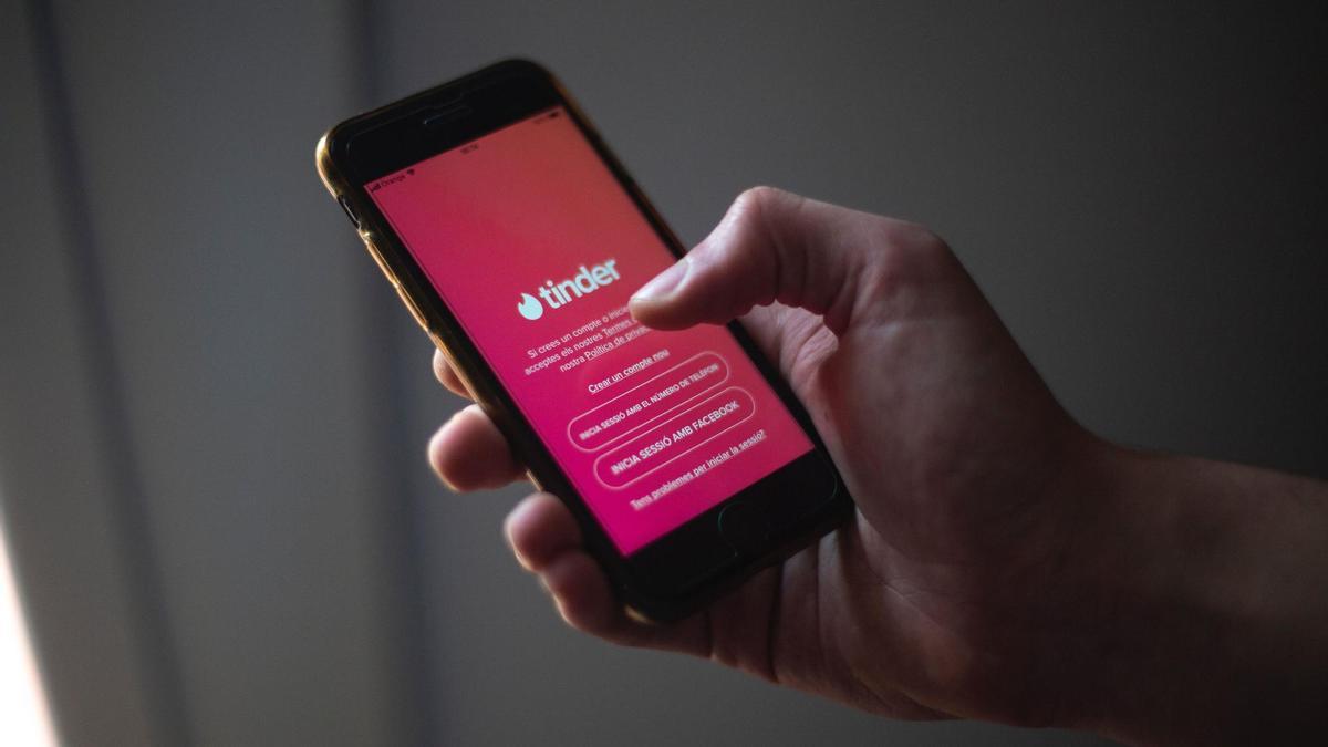 Una persona sosté un telèfon amb l&#039;aplicació de Tinder