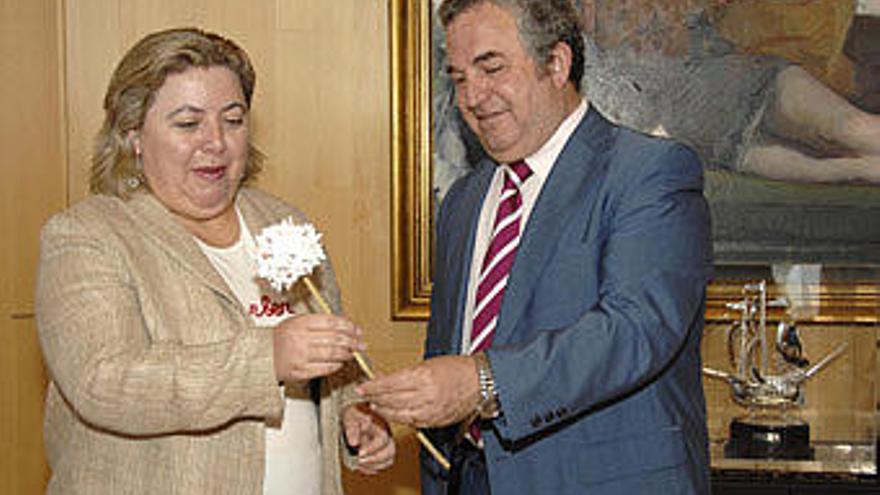 Reunión. La consejera Clara Aguilera y el presidente de la Diputación, Salvador Pendón, ayer.