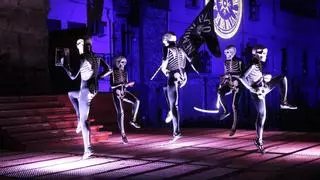 VÍDEO | Els carrers de Verges s'omplen de litúrgia per veure el pas de la Dansa de la Mort