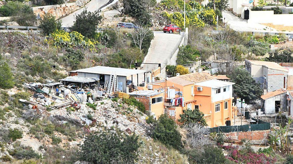 La chatarra que desborda el taller y se desparrama en los terrenos protegidos.