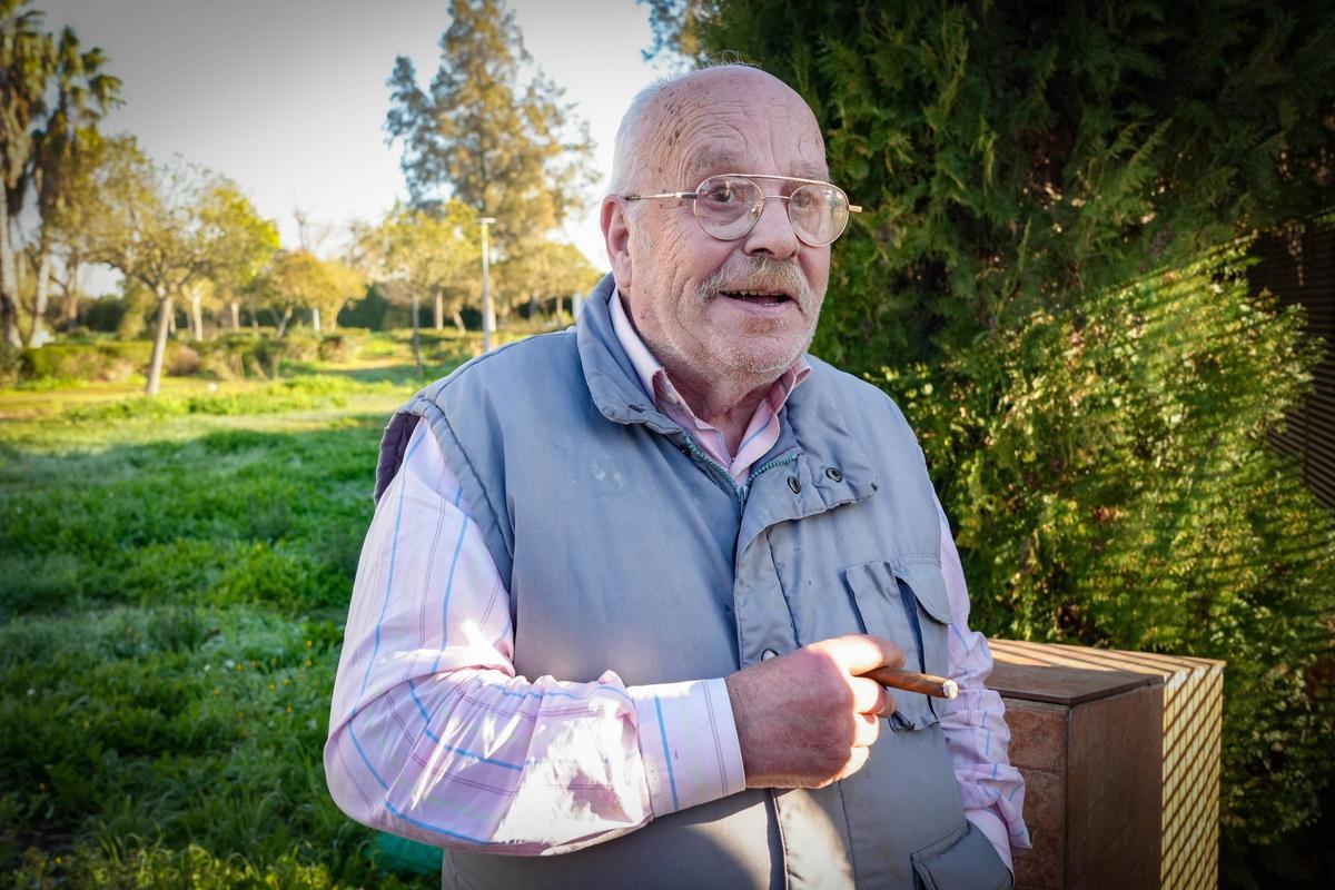Gonzalo Ramírez a las puertas de la residencia de La Granadilla horas después del incendio.
